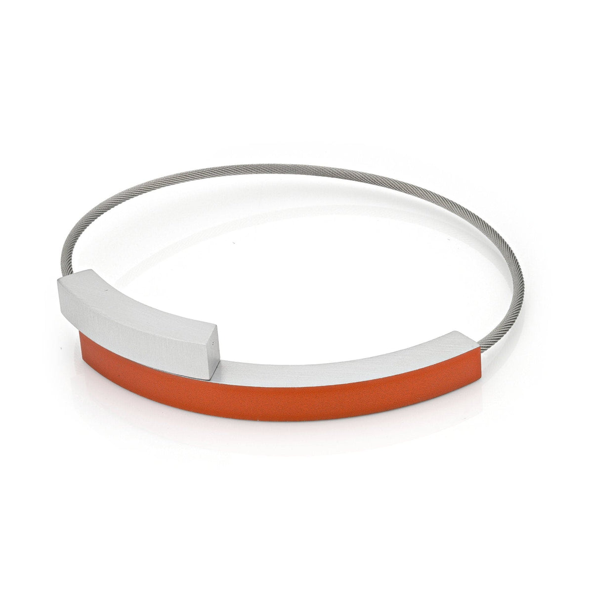 Bracciale con due archi, uno arancione e uno argentato, con finitura liscia.