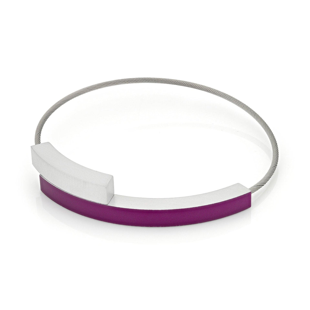 Bracciale con due archi, uno viola e uno bianco, su base sottile.