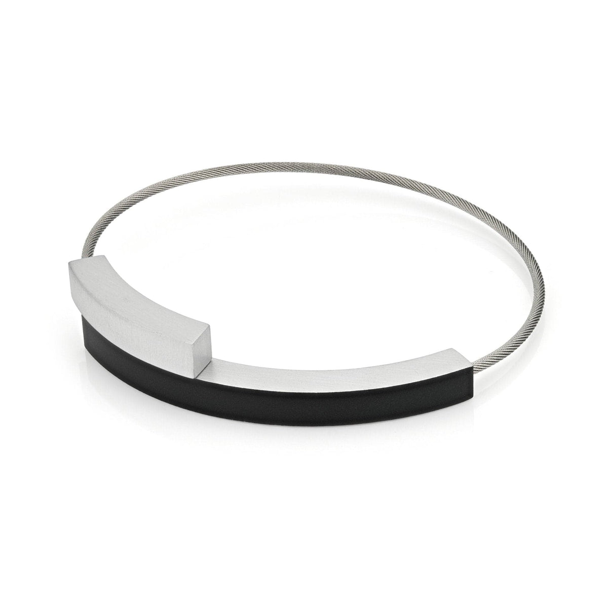 Bracciale con due archi, uno argentato e uno nero, su base metallica.