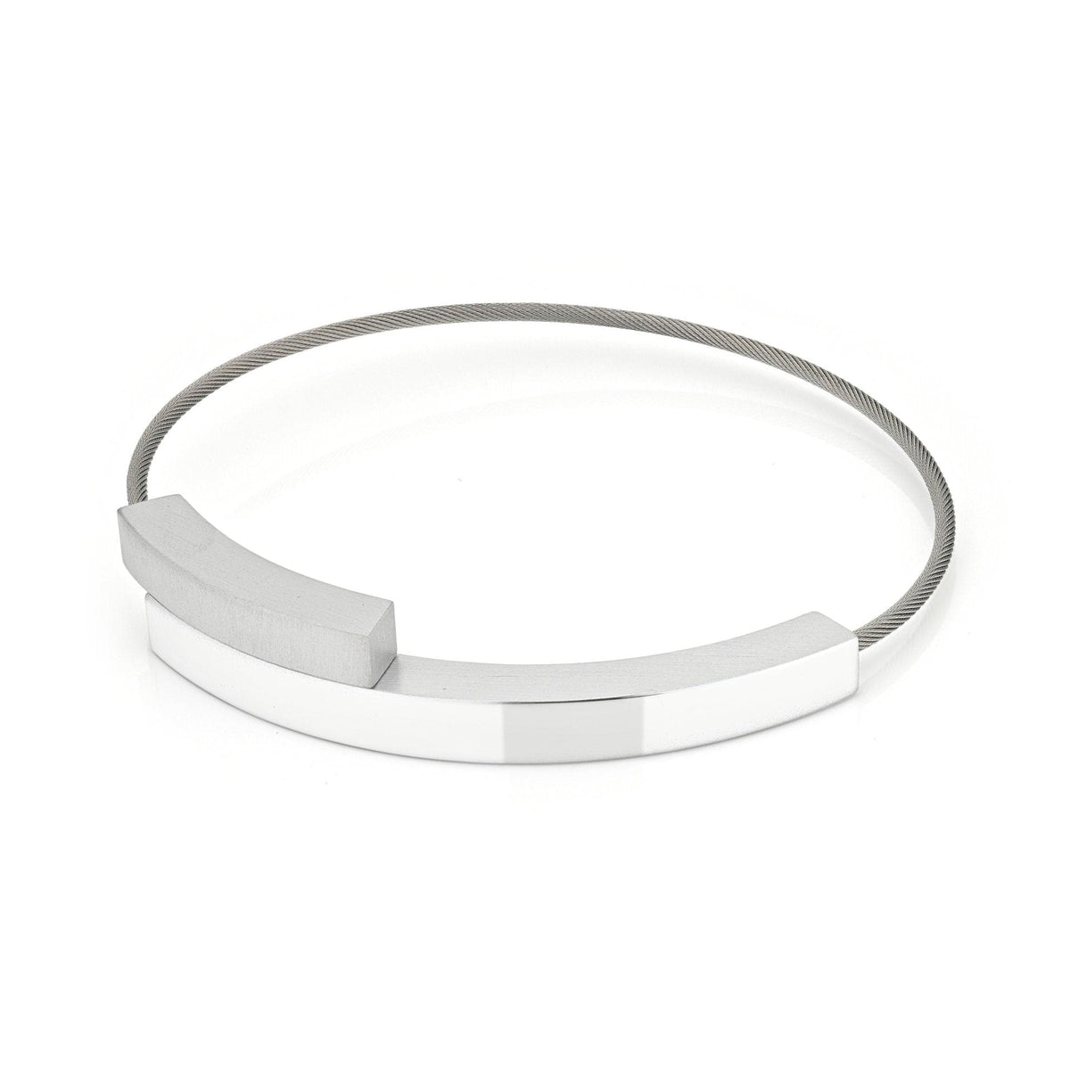 Bracciale in metallo argentato con due elementi a forma di arco.