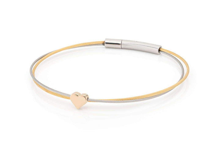 De Thinking of You ❤️ armband goud van CLIC Creations heeft verweven zilveren en gouden banden met een klein gouden hart bedeltje en een cilindrische sluiting, vervaardigd voor strakke elegantie. Handgemaakt in Nederland, het hart dient als een centraal decoratief element.