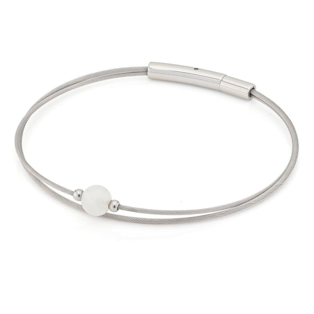 De Thinking of You Armband Maansteen A715B van CLIC Creations heeft een ontwerp van dunne zilveren edelstaaldraad met een centrale ronde witte maansteenkraal en een strakke bajonetsluiting voor een minimalistische en elegante look.