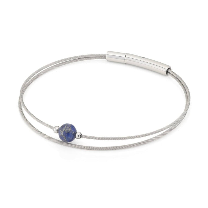 Ontdek de Thinking of You Armband Lapislazuli A716B van CLIC Creations, gemaakt van edelstaal met een stijlvolle dual-wire band en een centrale ronde lapis lazuli. Het minimalistische ontwerp voegt een verfijnde moderne touch toe.