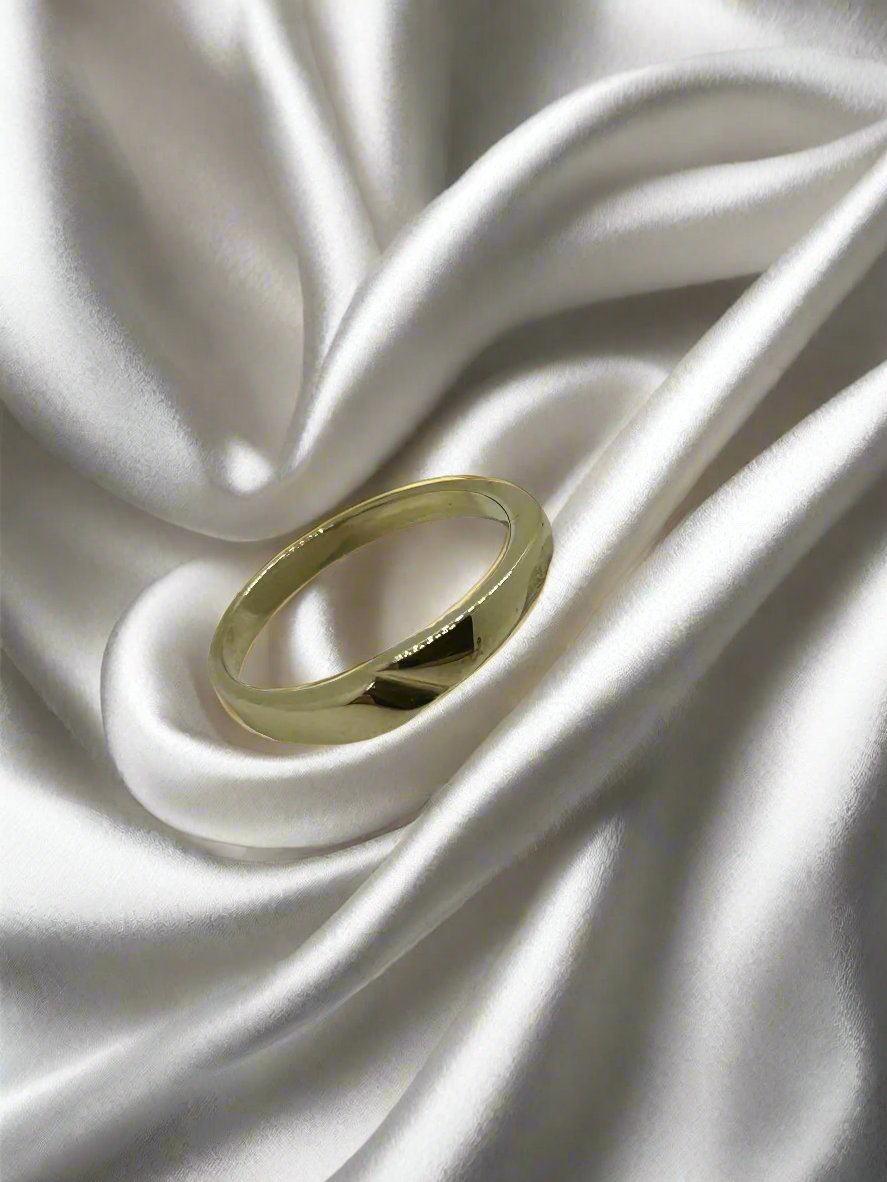 Anello vintage in oro giallo 14k, finitura lucida, forma semplice e lineare.