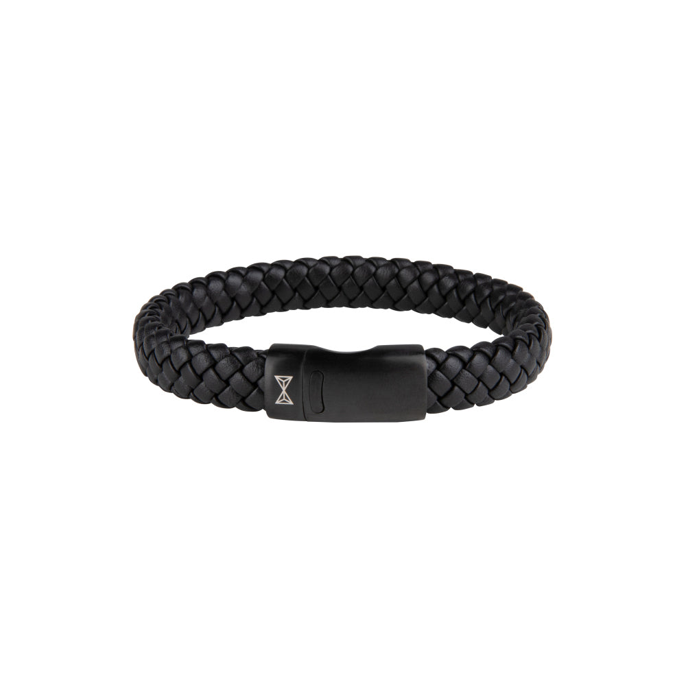 Maak kennis met de Leren armband heren - Iron Jack Black-on-Black van AZE Jewels, een gedurfd stuk uit onze Adventure Collection. Deze armband toont zwart gevlochten leer met een strakke magnetische sluiting en een minimalistisch zilver geometrisch ontwerp, perfect voor elke reis.