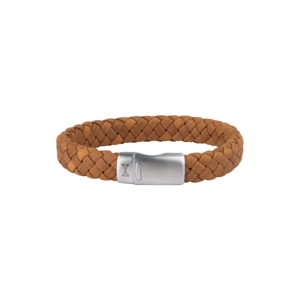 Bracciale in pelle intrecciata marrone con chiusura in metallo argentato.