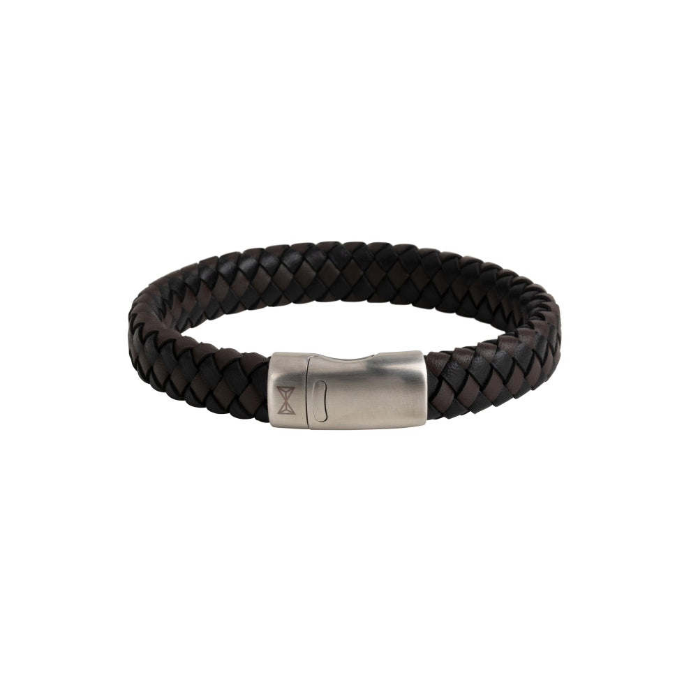 Bracciale in pelle intrecciata nera e marrone con chiusura in metallo argentato.