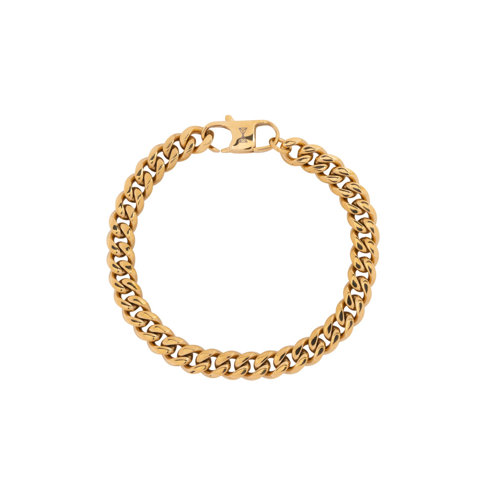 De Gourmette Eight - Dore van AZE Jewels is een gouden schakelarmband met in elkaar grijpende schakels en een karabijnsluiting met een gegraveerd logo, elegant gerangschikt in een ronde vorm op een witte achtergrond.