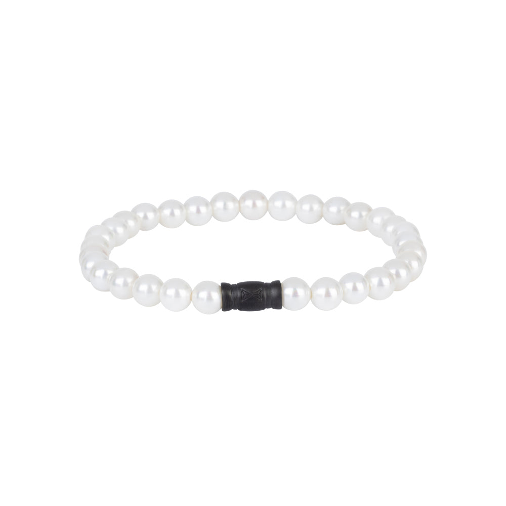 Bracciale di perle bianche da 6 mm con dettaglio centrale in metallo scuro.