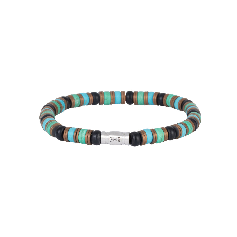 AZE Jewels presenteert de Mount Evergreen Disc - 6mm, een kralenarmband met afwisselend turquoise, zwarte en bruine schijfvormige kralen, gemarkeerd door een zilveren cilindrische kraal met een gegraveerd ontwerp. Dit elegante stuk vangt de geest van Mount Evergreen met zijn aardse tinten en natuurlijke charme.