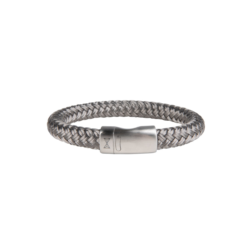 Bracciale intrecciato in metallo argentato con chiusura a scatto.