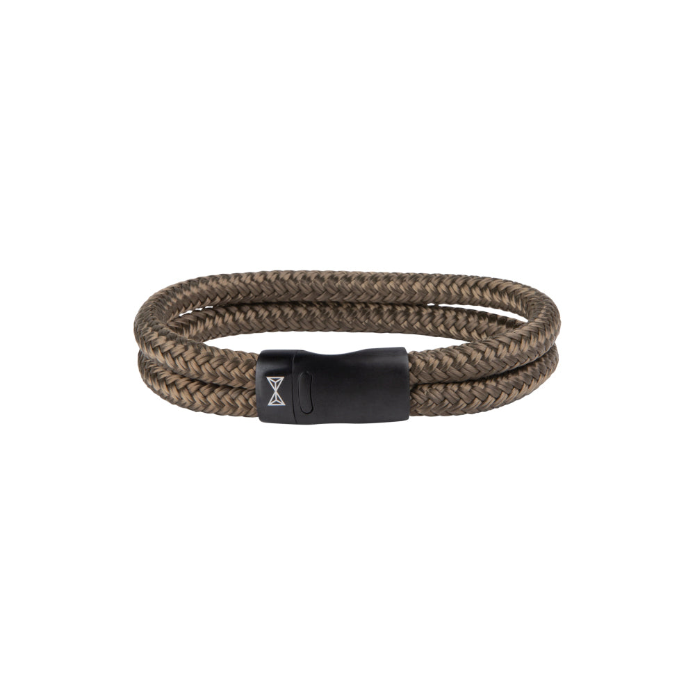 Bracciale intrecciato in corda marrone con chiusura in pelle nera.