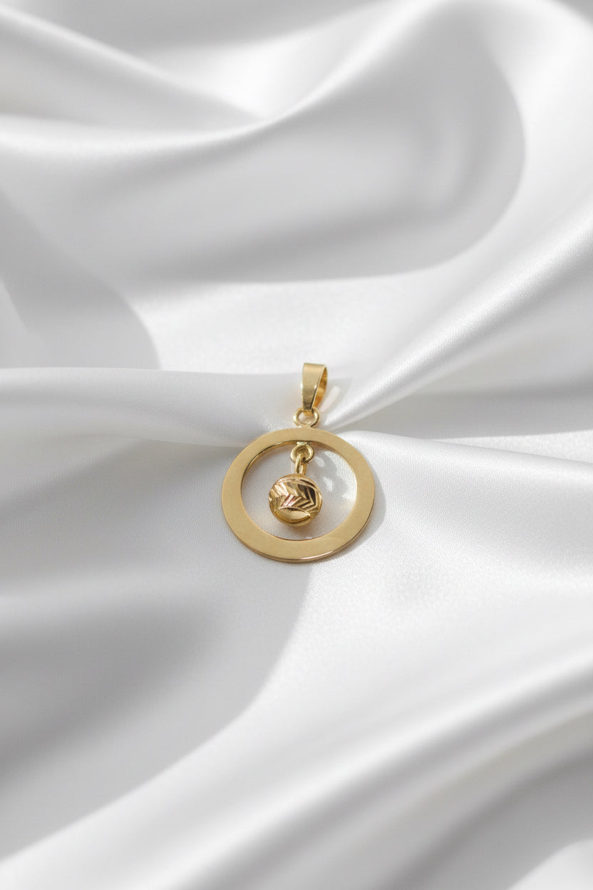 Pendente vintage in oro 14k con cerchio e dettaglio a spirale.