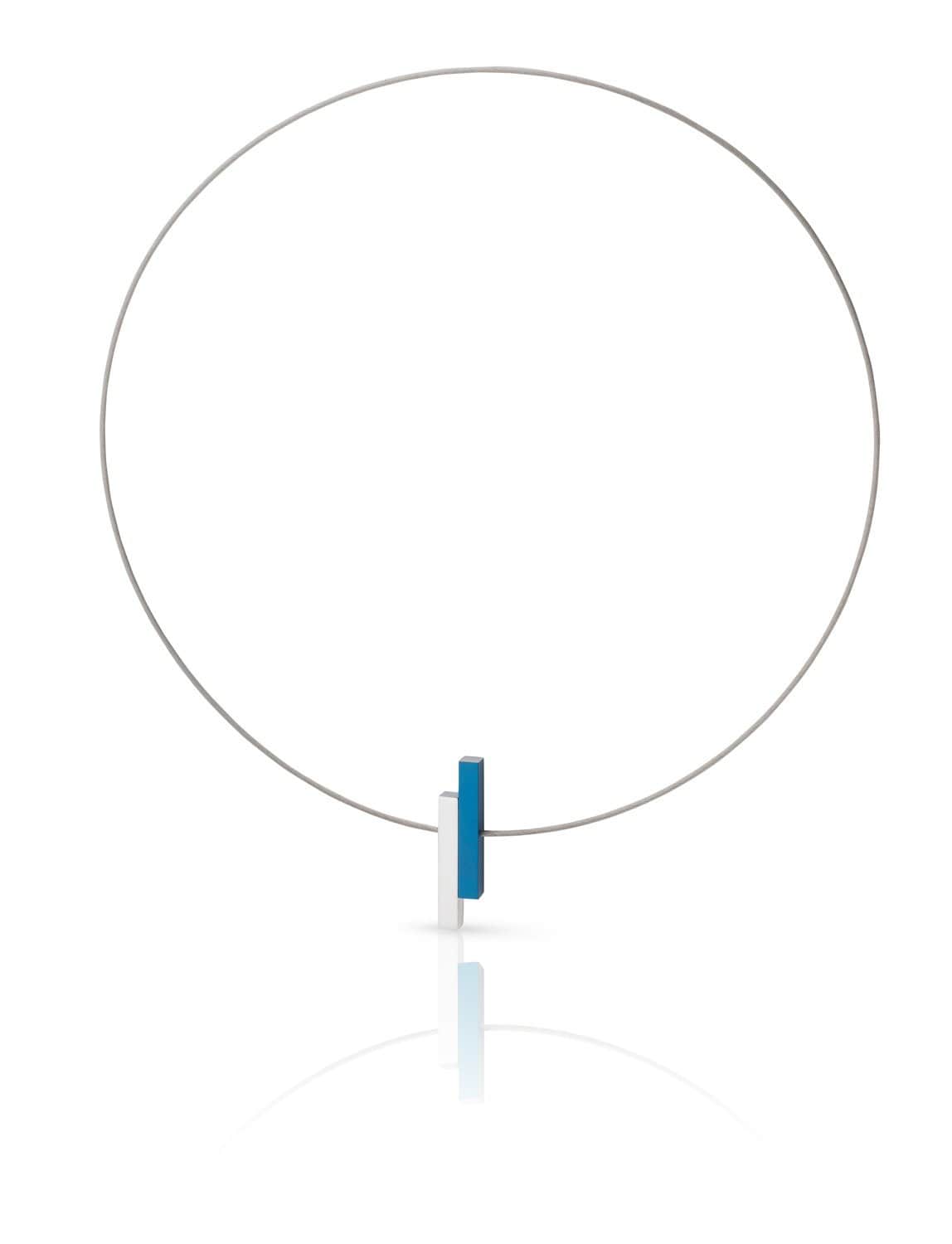 Collana con barretta blu su filo metallico.