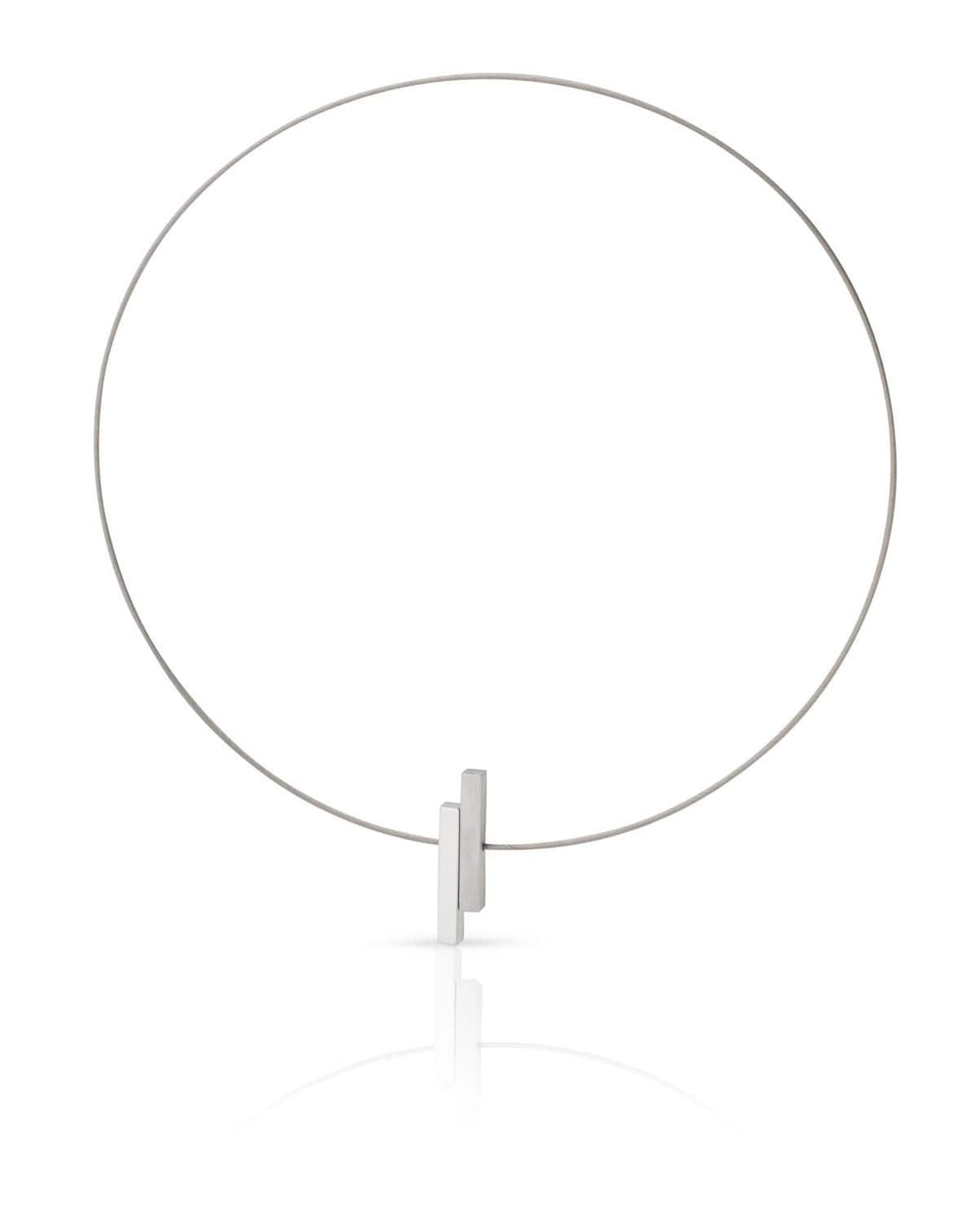 Collana con barre semplici in metallo argentato, design minimalista.