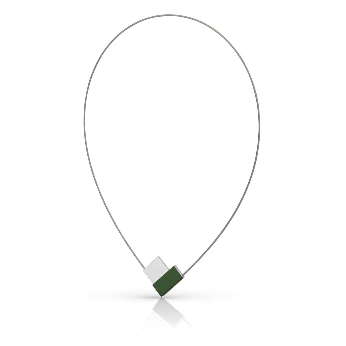 Collana a V verde con dettaglio bianco, realizzata in metallo.