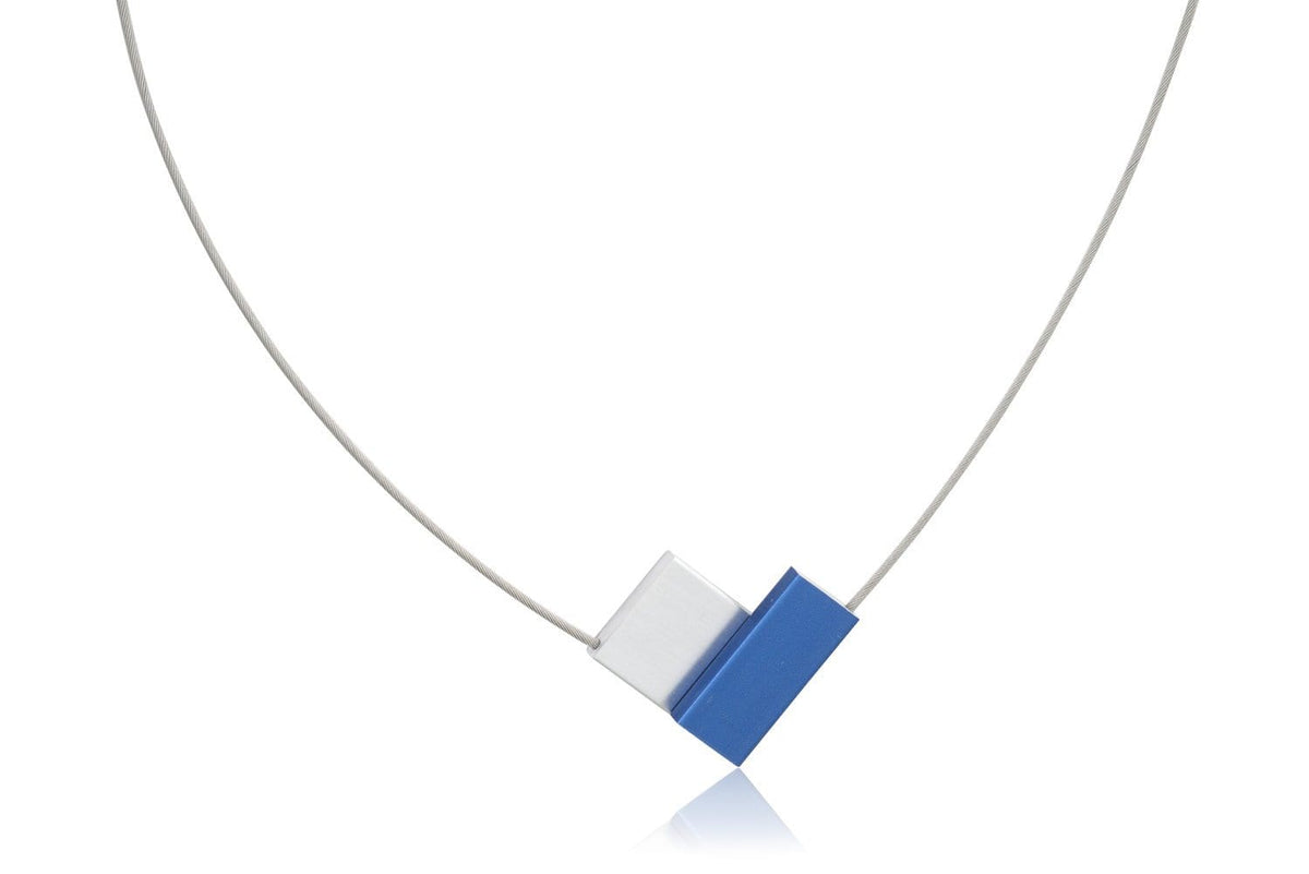 Collana V blu con elementi geometrici in metallo e corda sottile.