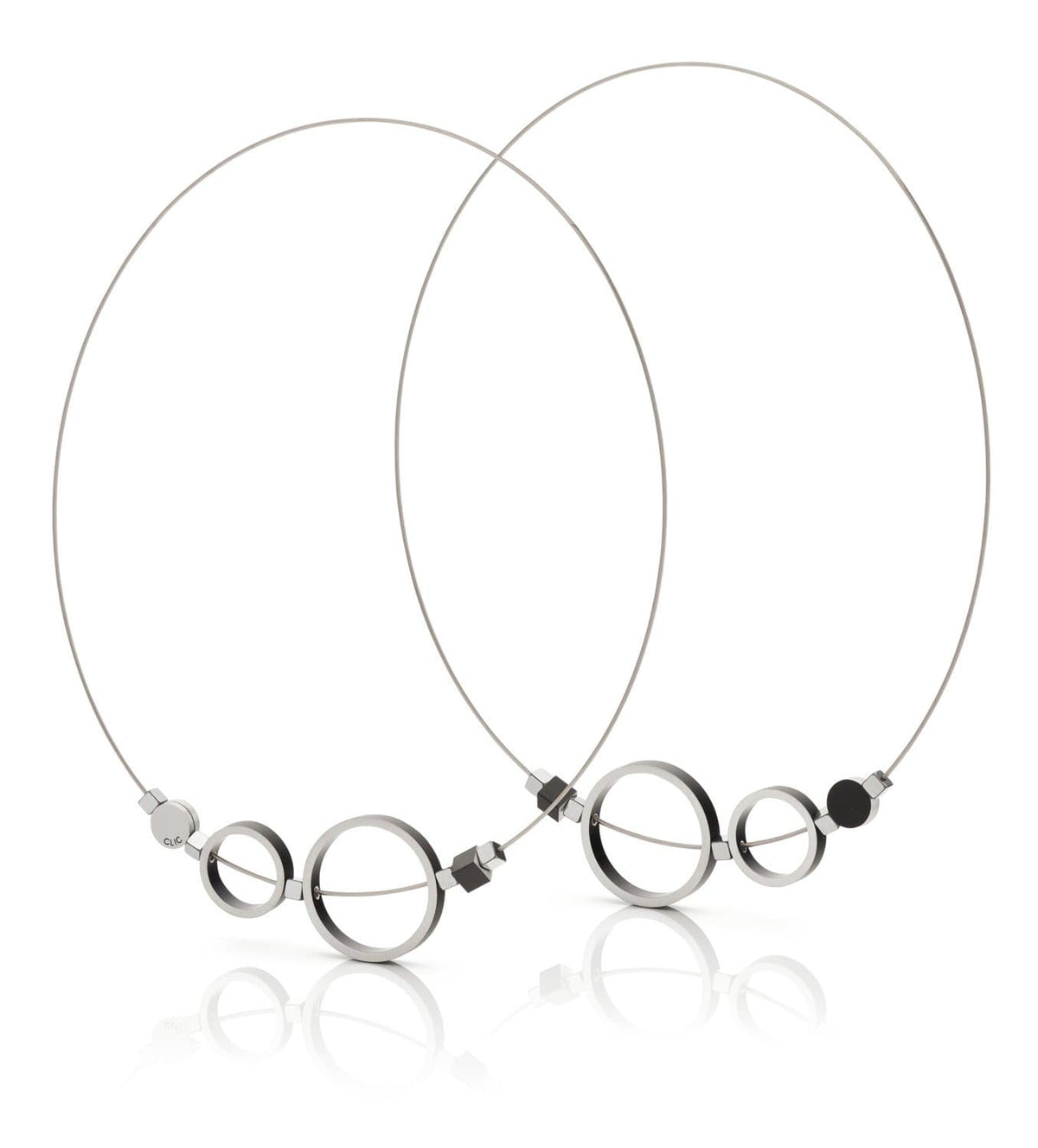 Collana con anelli neri e dettagli argentati, design minimalista e moderno.