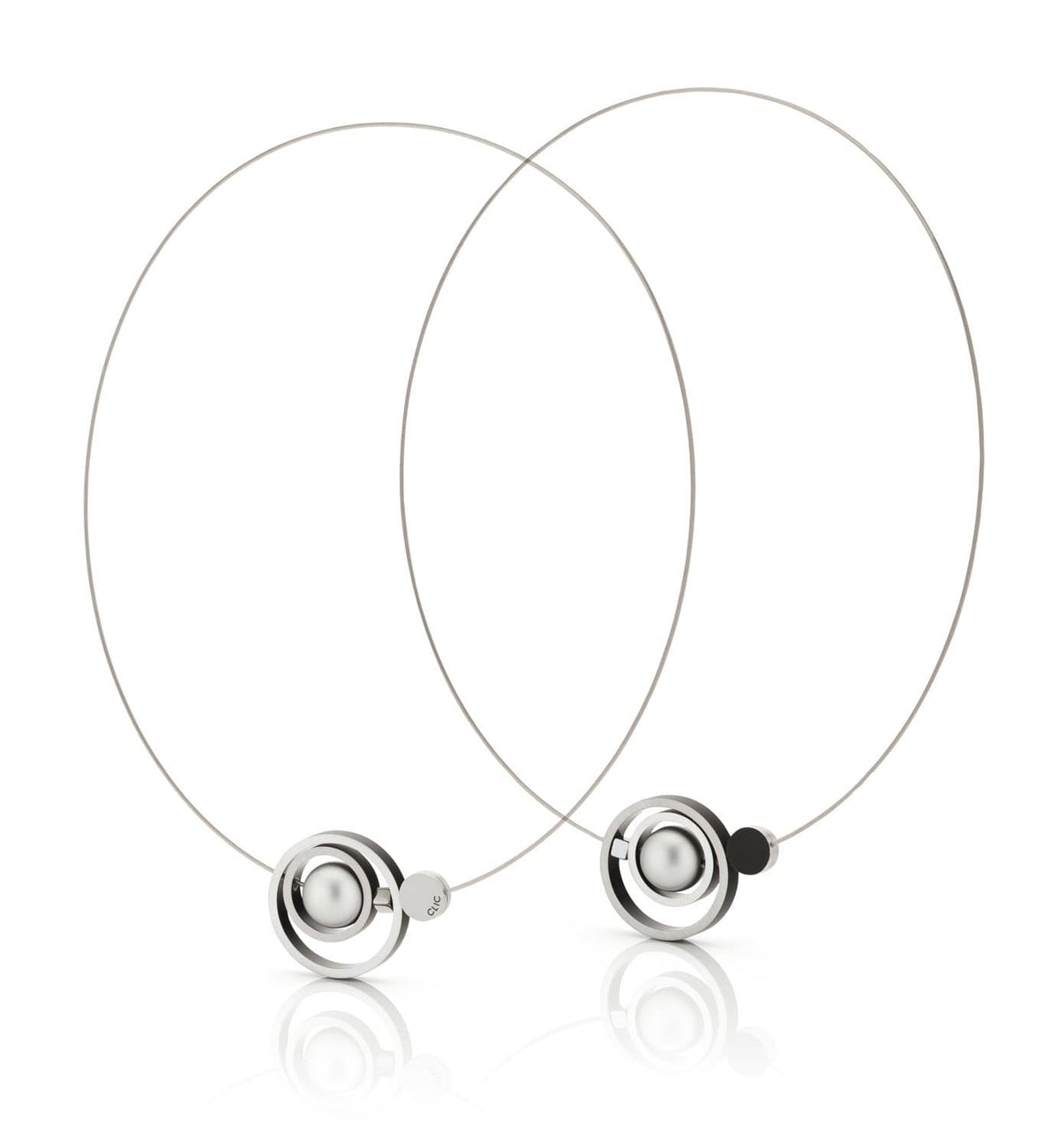 Collana con anelli intrecciati neri e dettagli argentati.