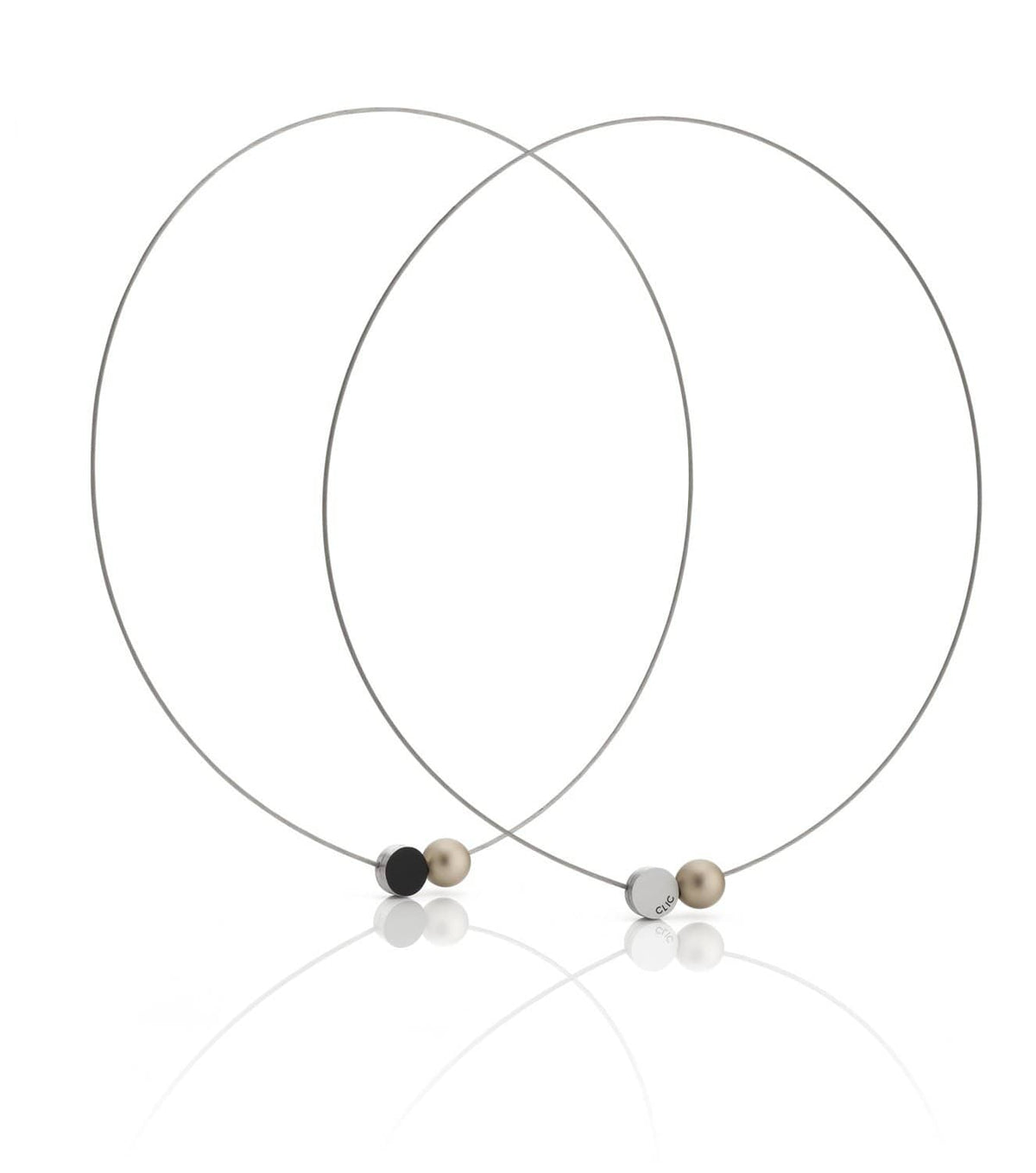 Collana con mini palline color oro, composta da tre perle di diverse tonalità.