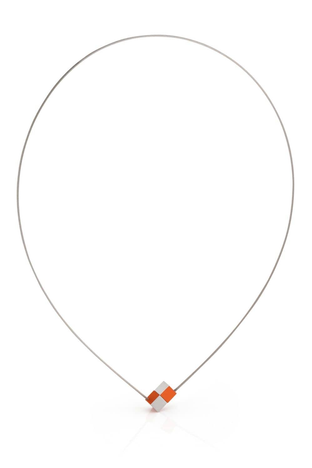 Collana con due cubetti arancioni e argentati su una sottile catena.