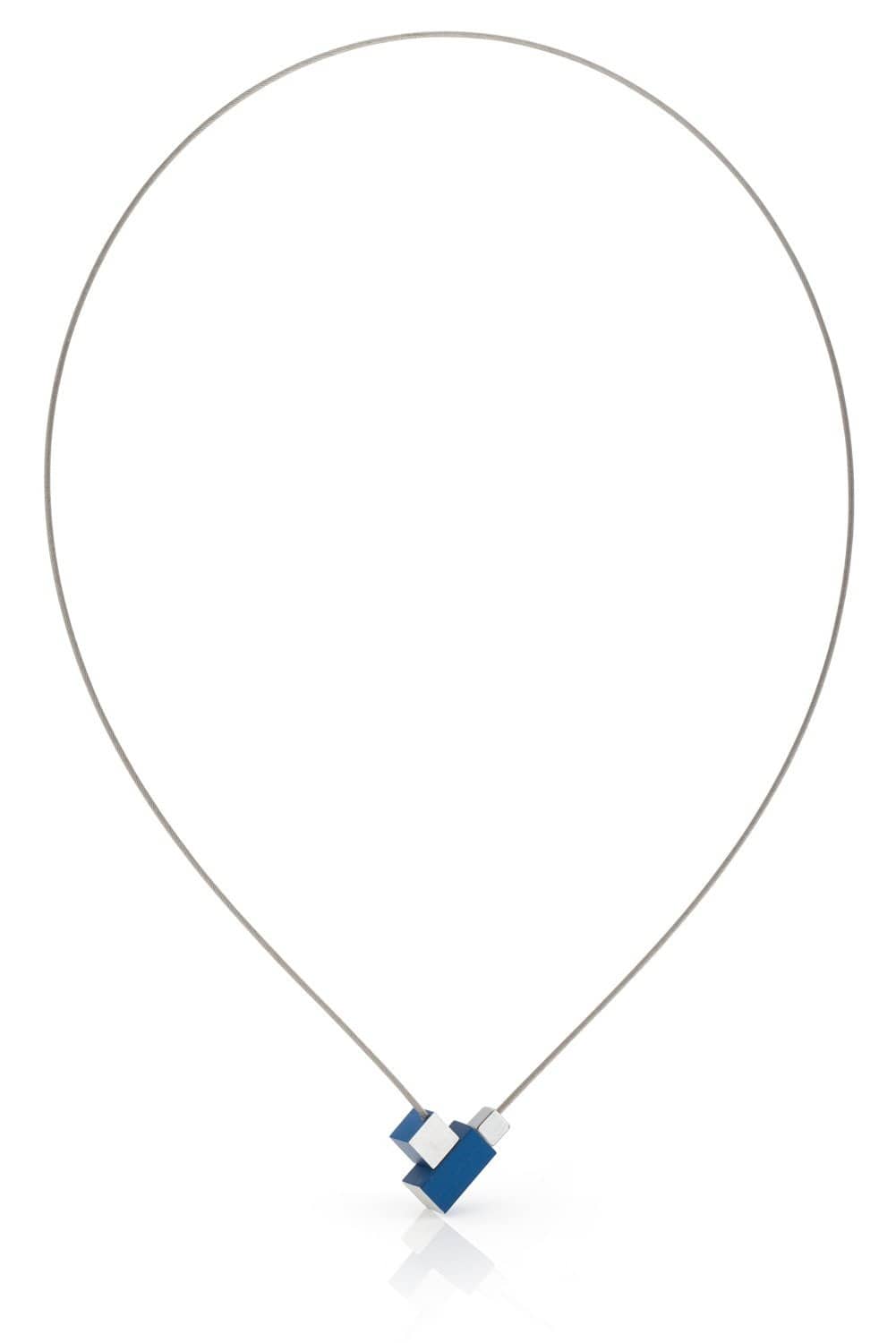 Collana con pendente quadrato e rettangolare blu.