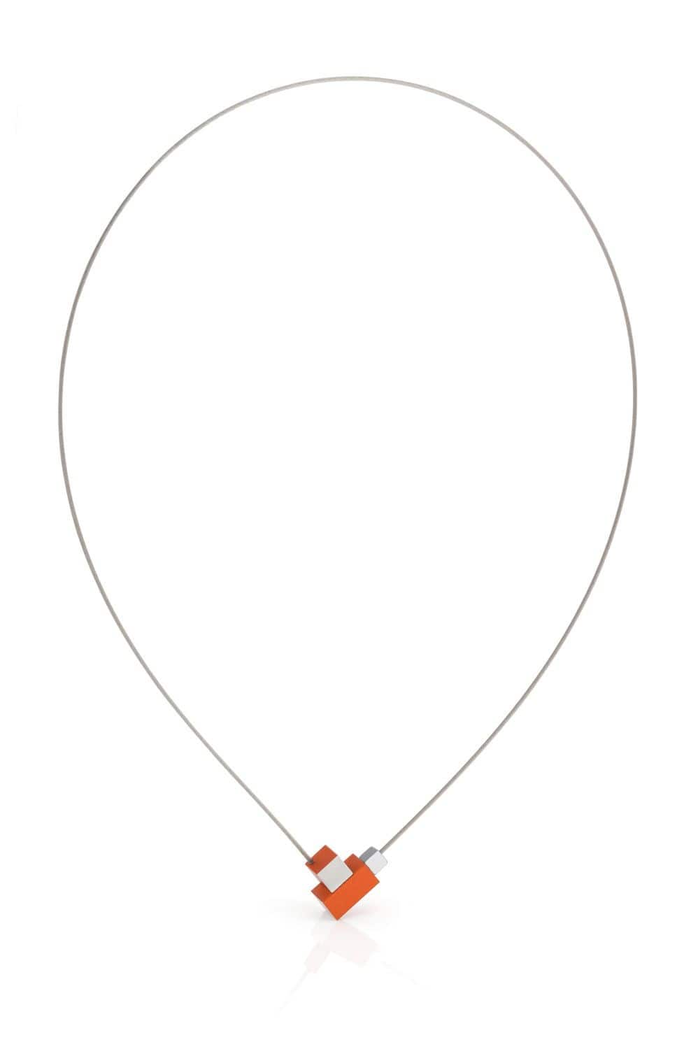 Collana con pendente quadrato e rettangolare arancione su filo metallico.