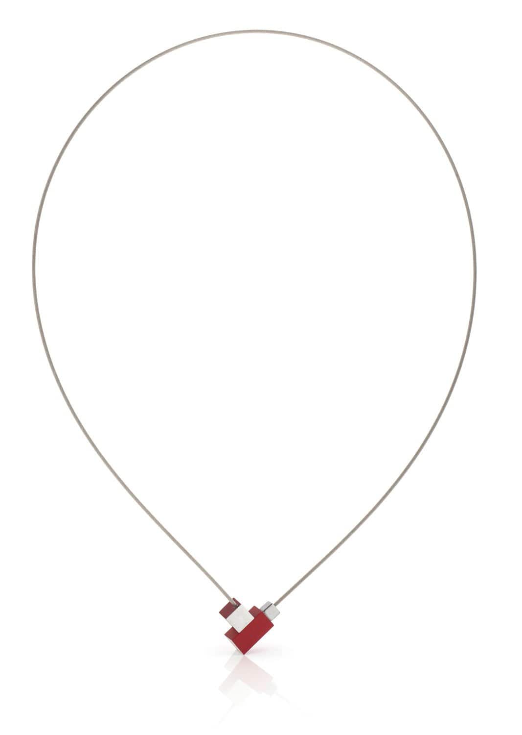 Collana con pendente quadrato e rettangolare rosso.