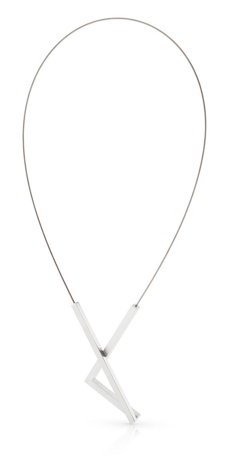 Collana in metallo argentato con pendente geometrico a forma di angolo retto.