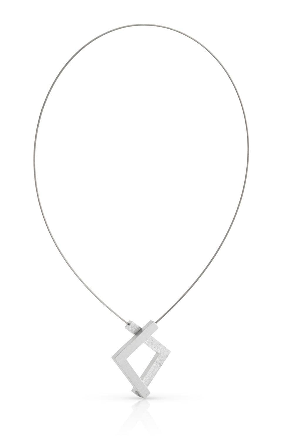 Collana con pendente a forma di due angoli, finitura argentata e collare in metallo.
