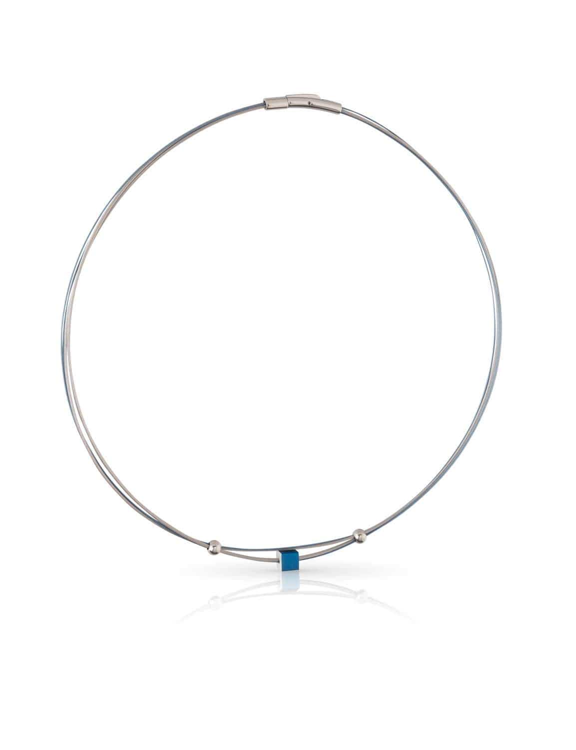 Collana in argento con piccolo cubo blu e dettagli argentati.