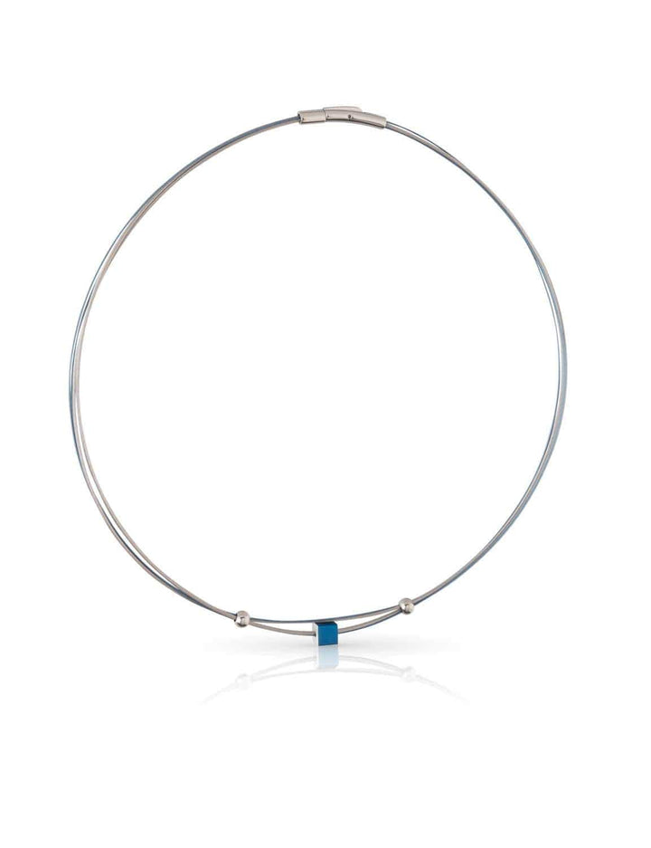 De CLIC Creations Collier Klein Kubusje Blauw C230B is een minimalistische zilveren ketting met een strak design, met een kleine blauwe kubuskraal en twee kleine zilveren kralen aan beide kanten. Het sluit met een eenvoudige bajonetsluiting aan de achterkant.