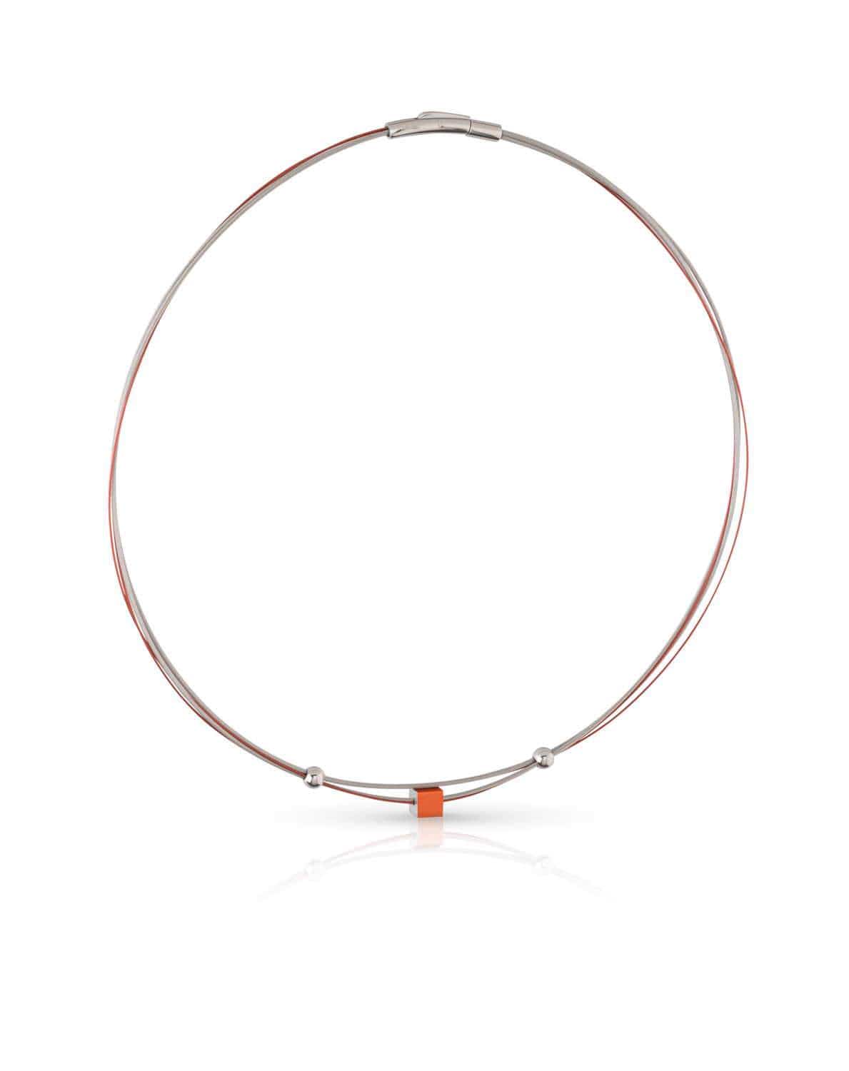 Collana con piccolo cubo arancione e dettagli in metallo argentato.