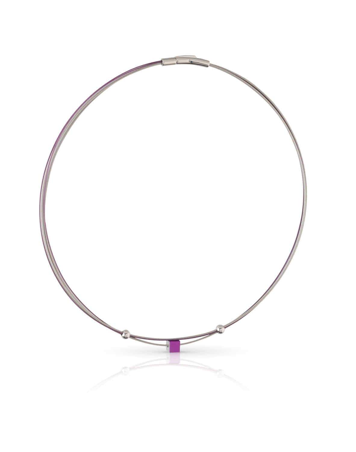 Collana in metallo con piccolo cubo viola al centro e dettagli argentati.