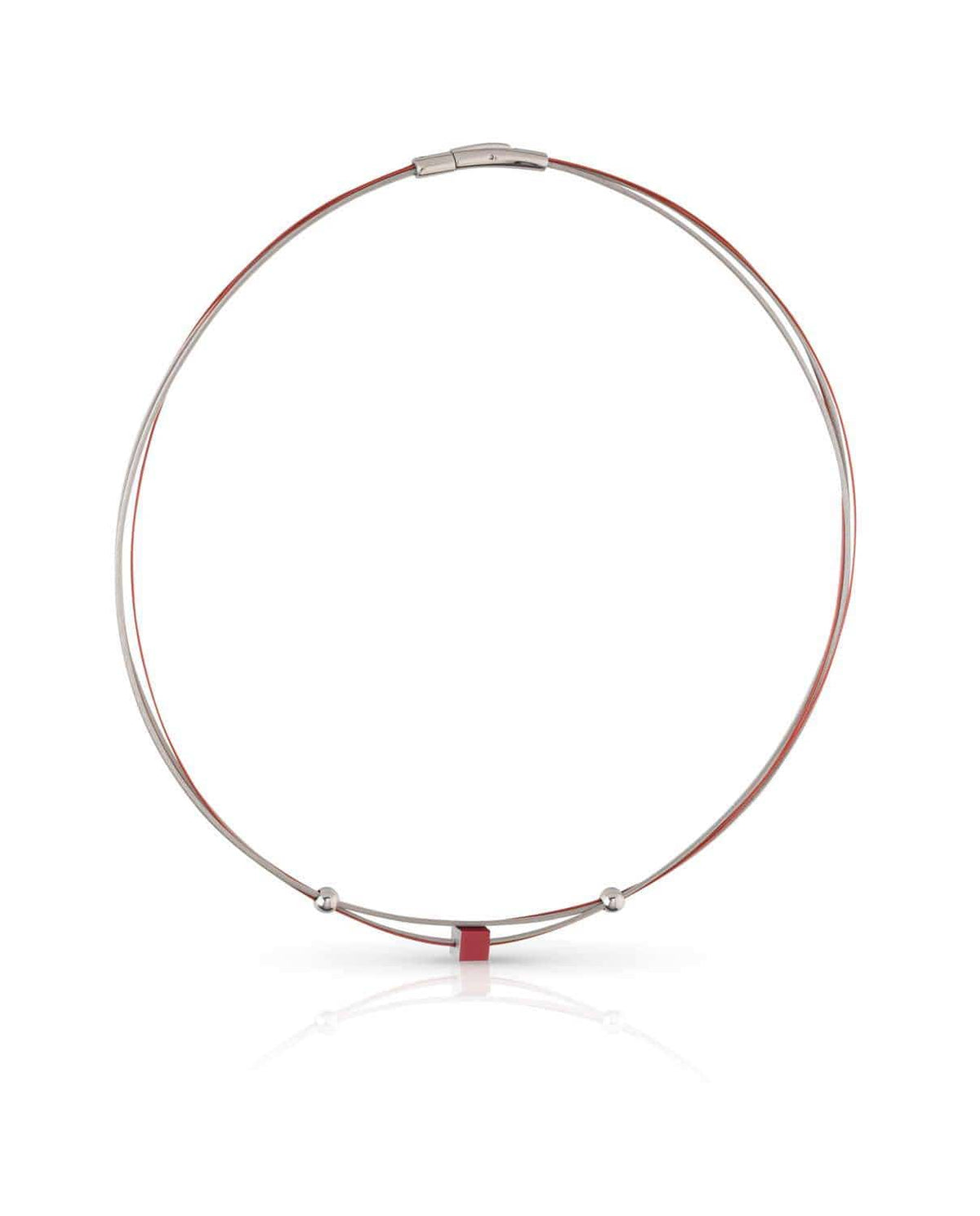 Collana con piccolo cubo rosso, realizzata in metallo lucido con chiusura a moschettone.