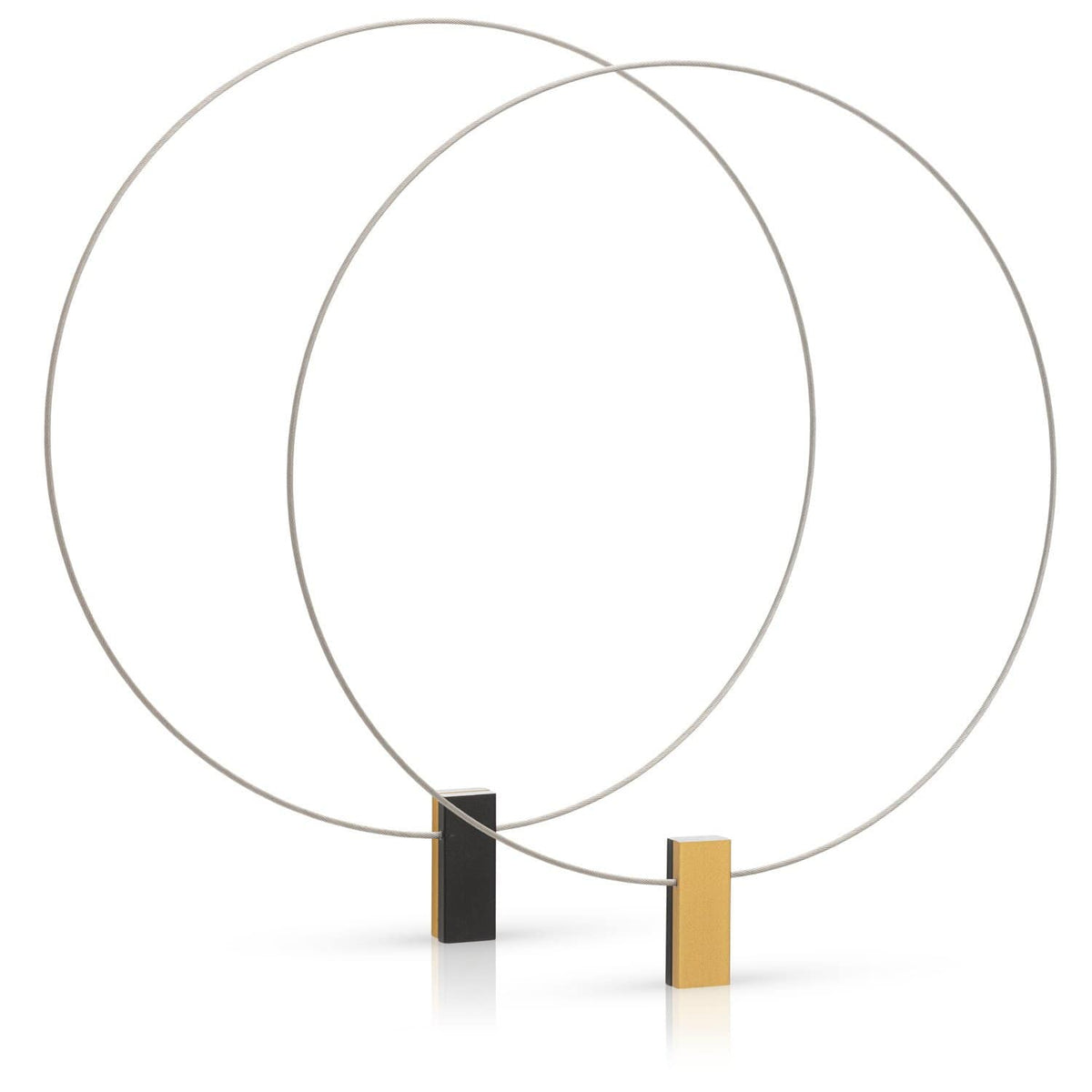 Collana con due rettangoli colorati, uno dorato e uno nero, su una struttura sottile.