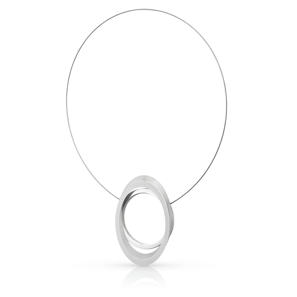 Collana con grande anello ovale in metallo argentato.
