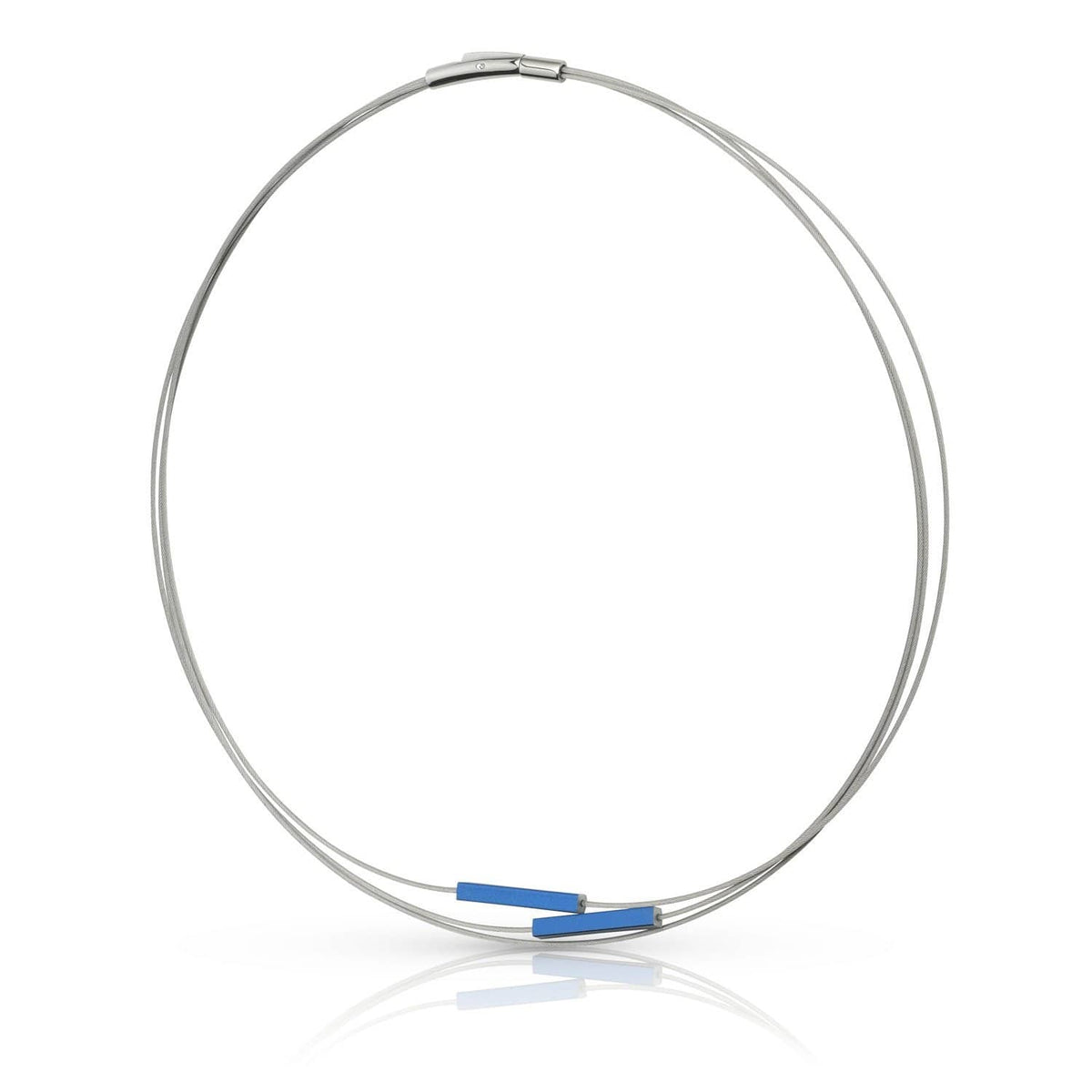 Collana in argento con barre blu.