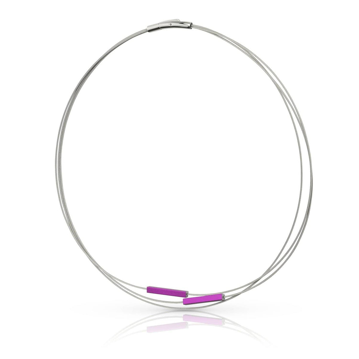Collana con barre color viola e struttura in metallo argentato.