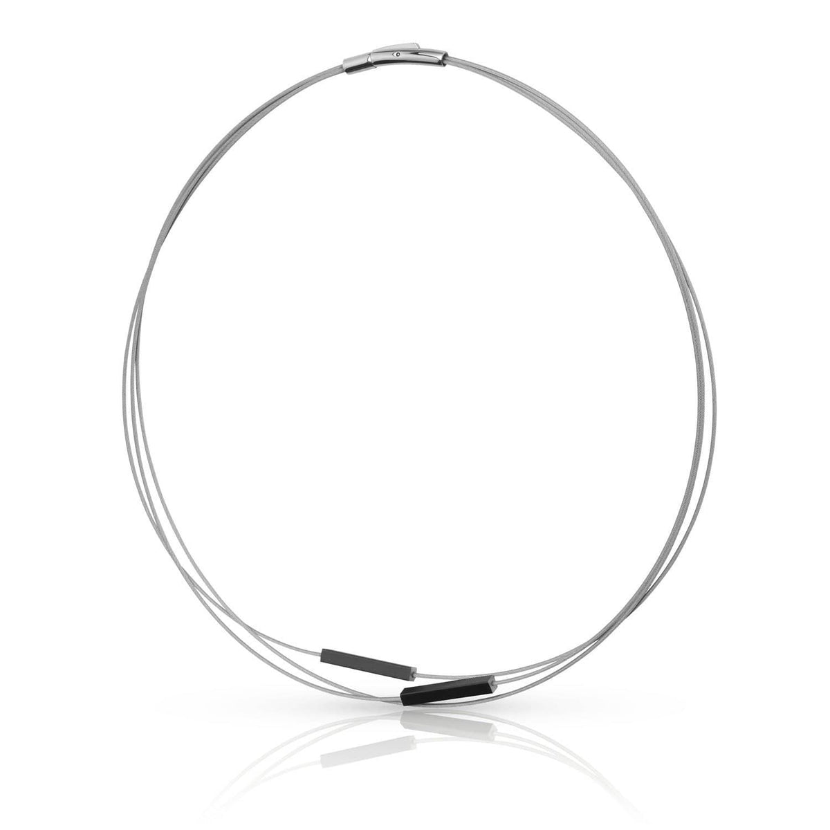 Collana con barre nere, realizzata in metallo argentato, design minimalista.