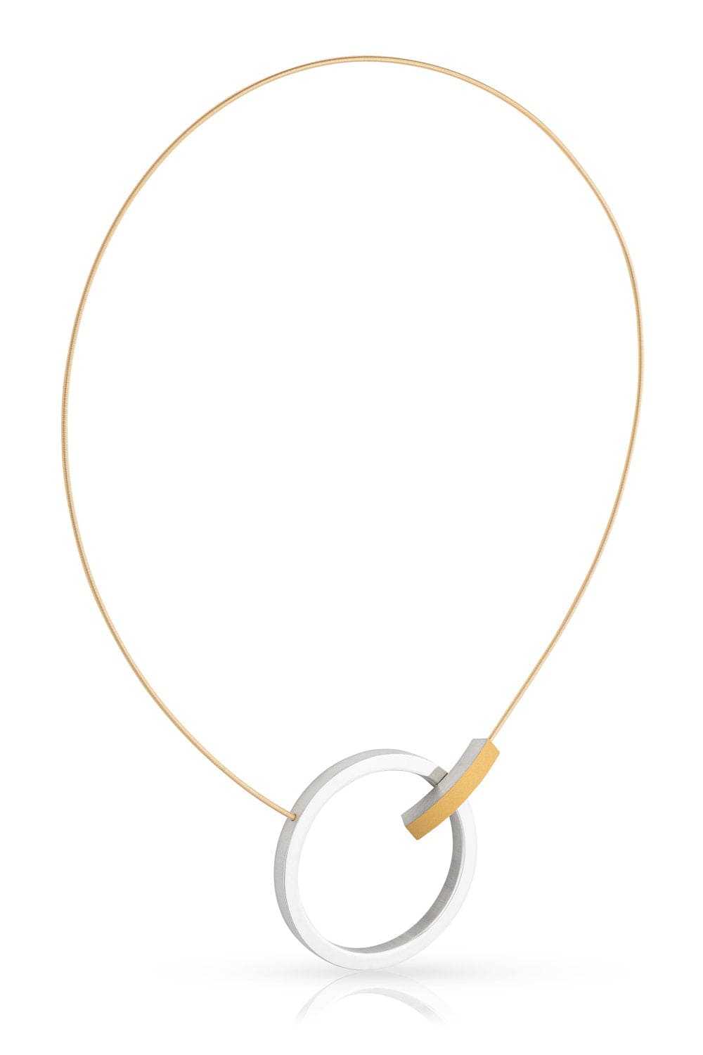 De Collier Ring met boogje C249G van CLIC Creations heeft een uniek ontwerp met een dunne gouden ketting, een grote ronde zilveren hanger die is verbonden met een kleiner gebogen gouden stuk. De minimalistische en moderne esthetiek wordt aangevuld door een magnetische sluiting, wat zorgt voor een elegante look die met de hand is gemaakt in Nederland.