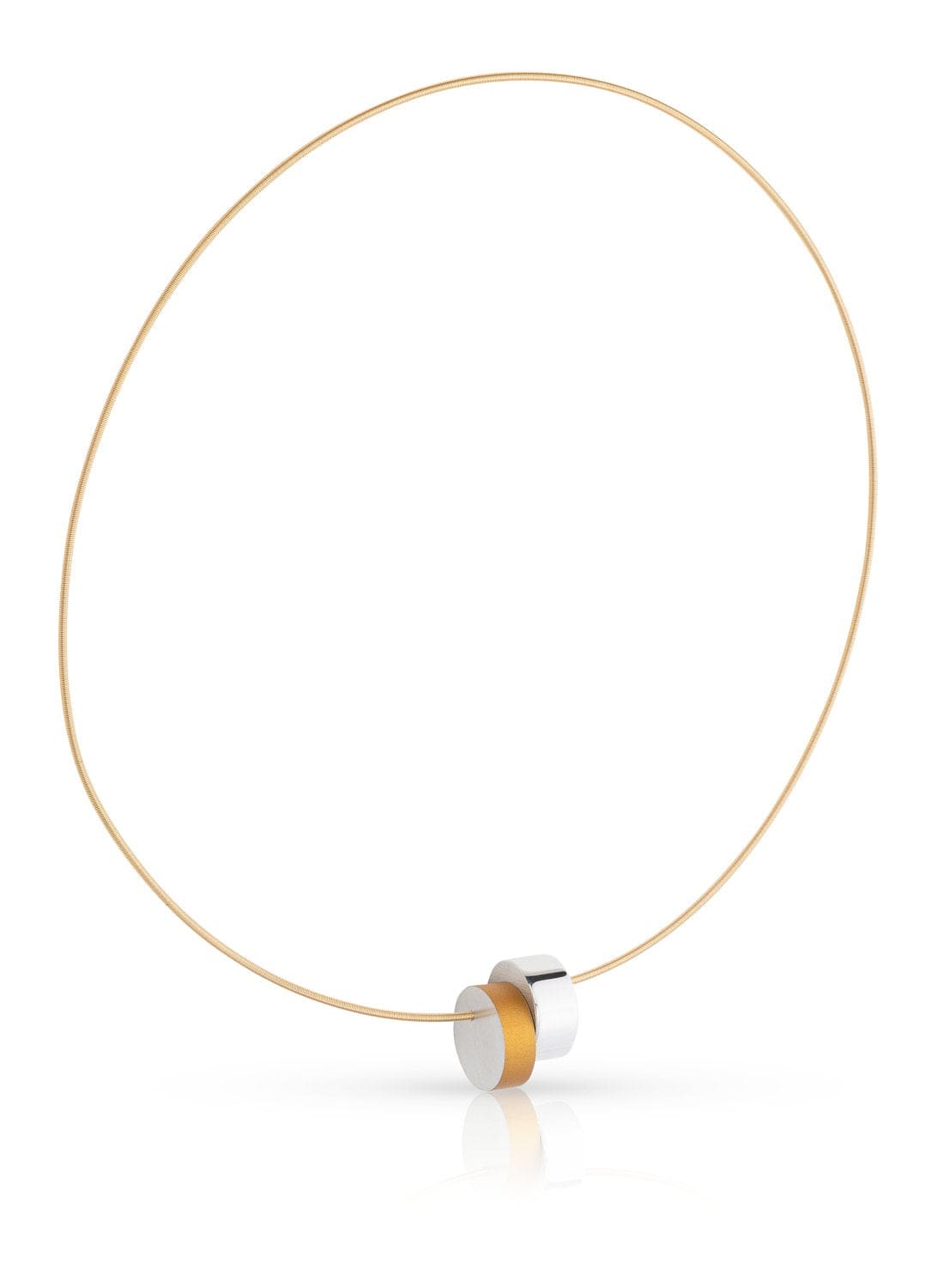 Collana con cilindri dorati in metallo, design minimalista e moderno.