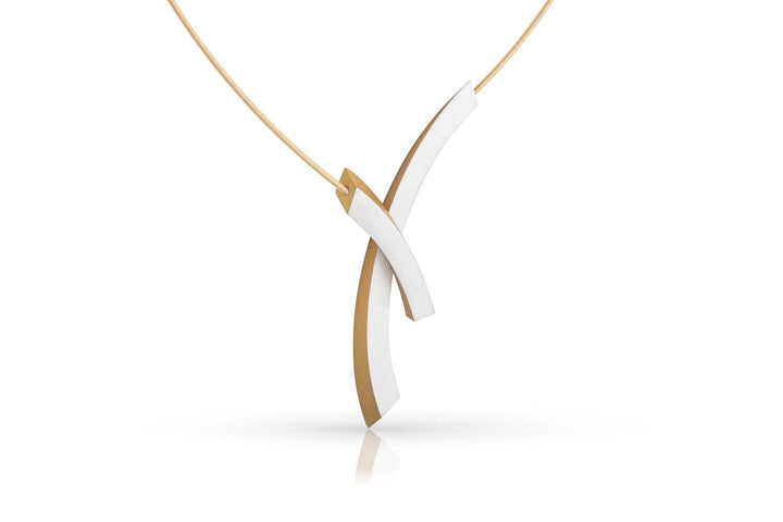 De Collier Bogen op elkaar Goud|Geel C254G van CLIC Creations is een strakke, moderne ketting met een dunne gouden schakel en een hanger van kruisende goud- en zilverkleurige staafjes. Het is een toonbeeld van Dutch Design Sieraad-vakmanschap met een innovatieve magnetische sluiting.