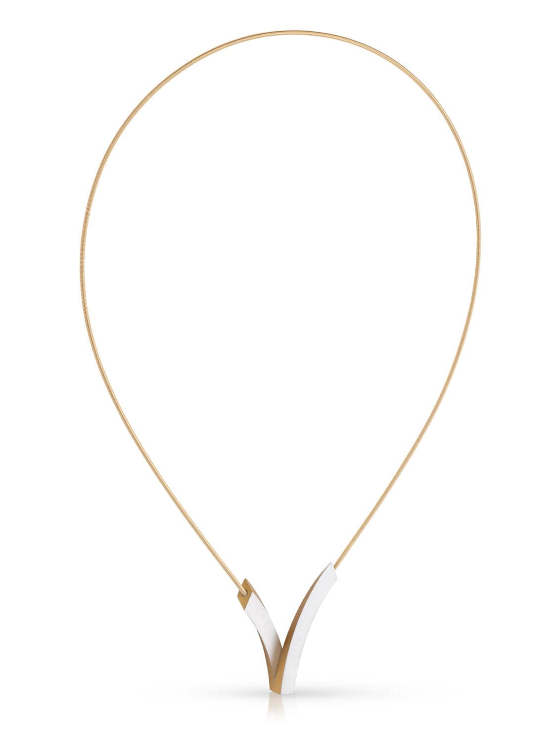 Collana in metallo dorato con dettagli a forma di V sovrapposti.