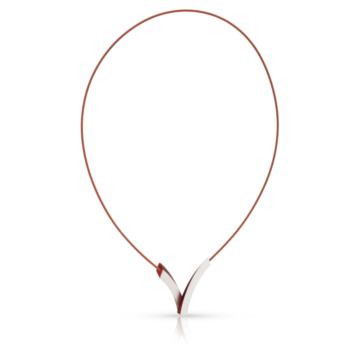 Collana con V-bow in rosso e dettagli argentati.