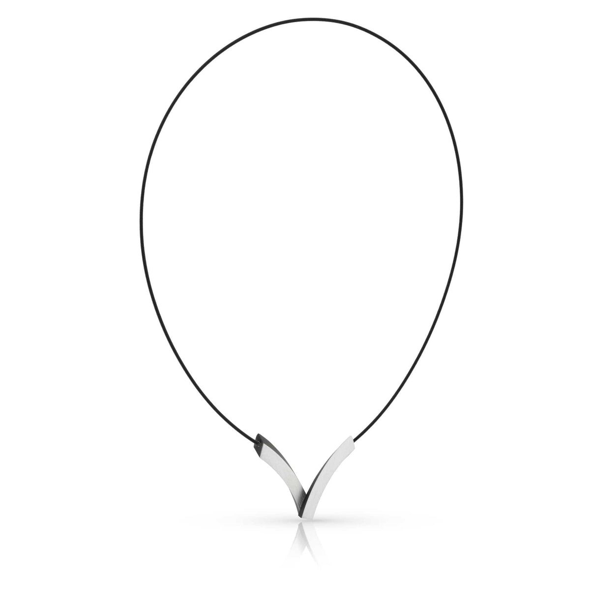 Collana nera con elementi a forma di V sovrapposti in metallo argentato.