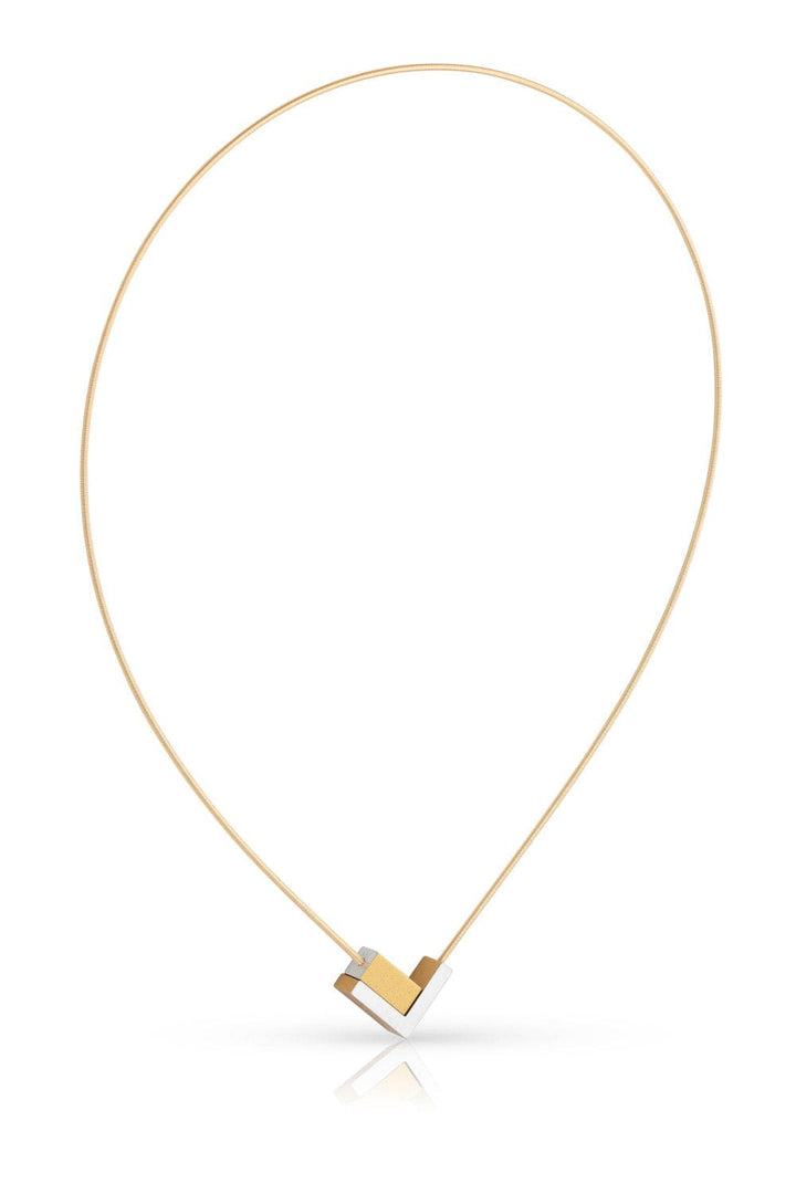 De Collier V-tje met en rechthoekje Goud|Geel C256G van CLIC Creations is een minimalistische gouden ketting met een moderne, geometrische hanger met een vleugje zilver, bevestigd aan een dunne ketting. Het bevat een ingetogen magnetische sluiting en is geplaatst op een effen witte achtergrond.