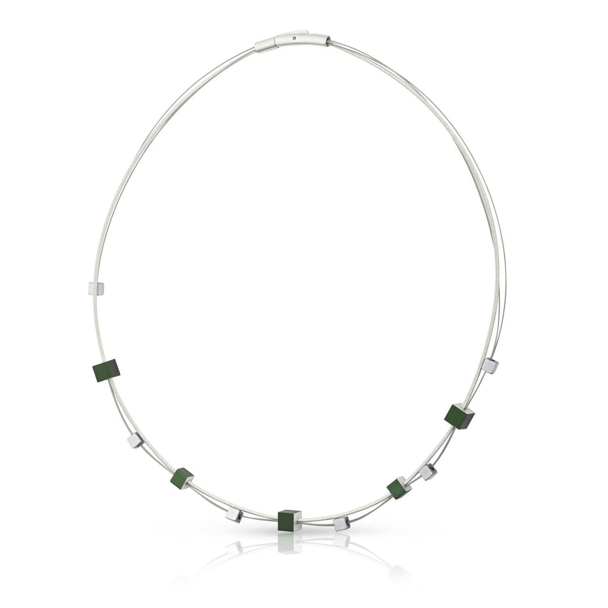Collana con cubetti verdi e dettagli argentati, design giocoso e moderno.