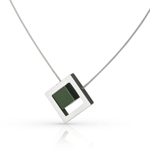 Collana con ciondolo quadrato in argento e verde.