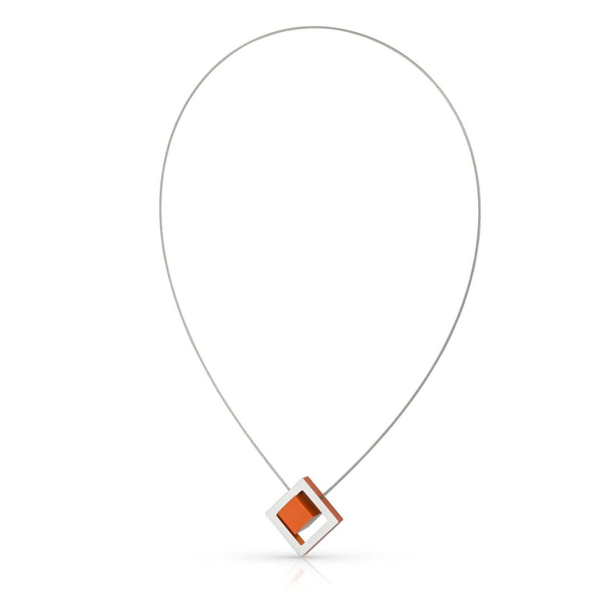 Collana con ciondolo quadrato arancione in metallo argentato.